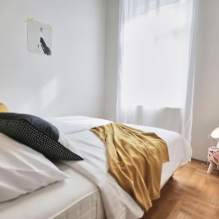 Unwind In Style W Sauna Dsgn 2Br Home Будапеща Екстериор снимка