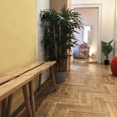 Unwind In Style W Sauna Dsgn 2Br Home Будапеща Екстериор снимка
