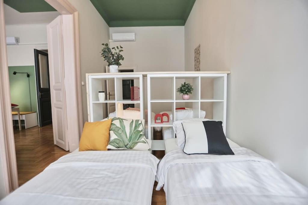 Unwind In Style W Sauna Dsgn 2Br Home Будапеща Екстериор снимка