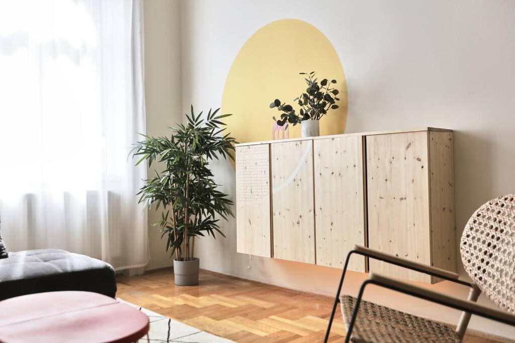 Unwind In Style W Sauna Dsgn 2Br Home Будапеща Екстериор снимка