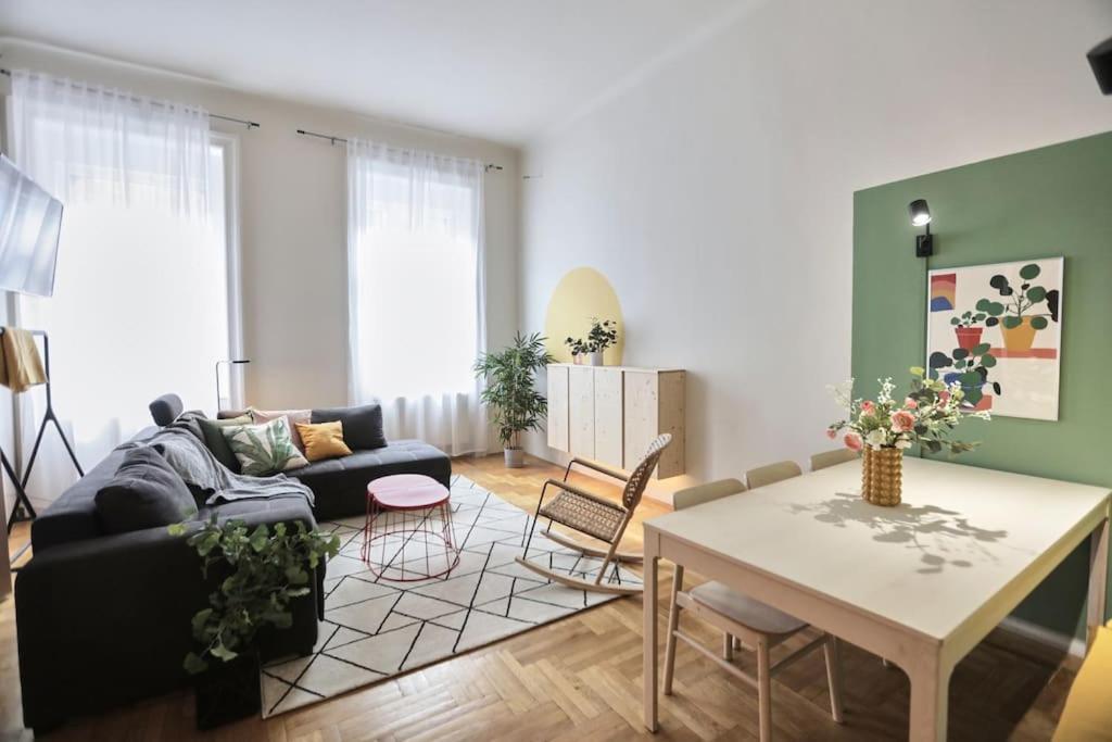 Unwind In Style W Sauna Dsgn 2Br Home Будапеща Екстериор снимка
