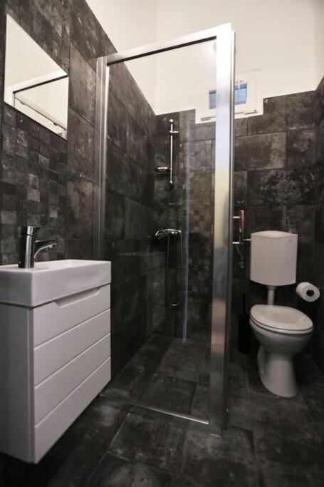 Unwind In Style W Sauna Dsgn 2Br Home Будапеща Екстериор снимка