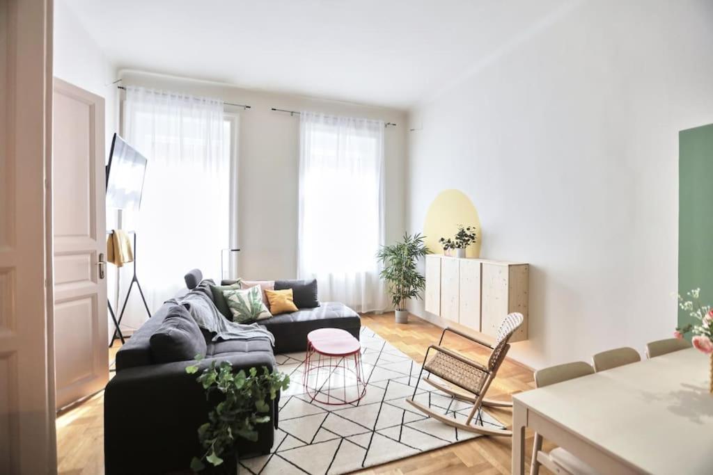 Unwind In Style W Sauna Dsgn 2Br Home Будапеща Екстериор снимка