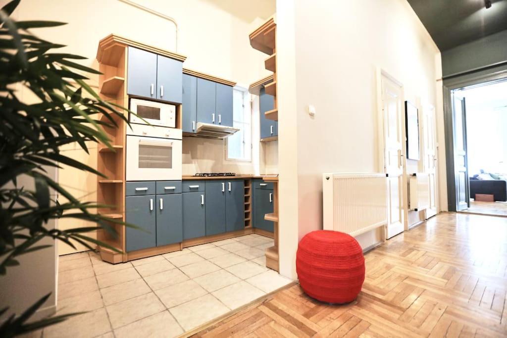 Unwind In Style W Sauna Dsgn 2Br Home Будапеща Екстериор снимка