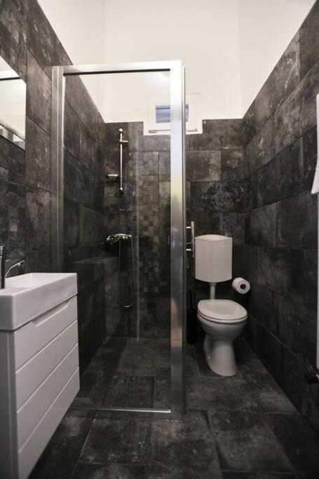 Unwind In Style W Sauna Dsgn 2Br Home Будапеща Екстериор снимка