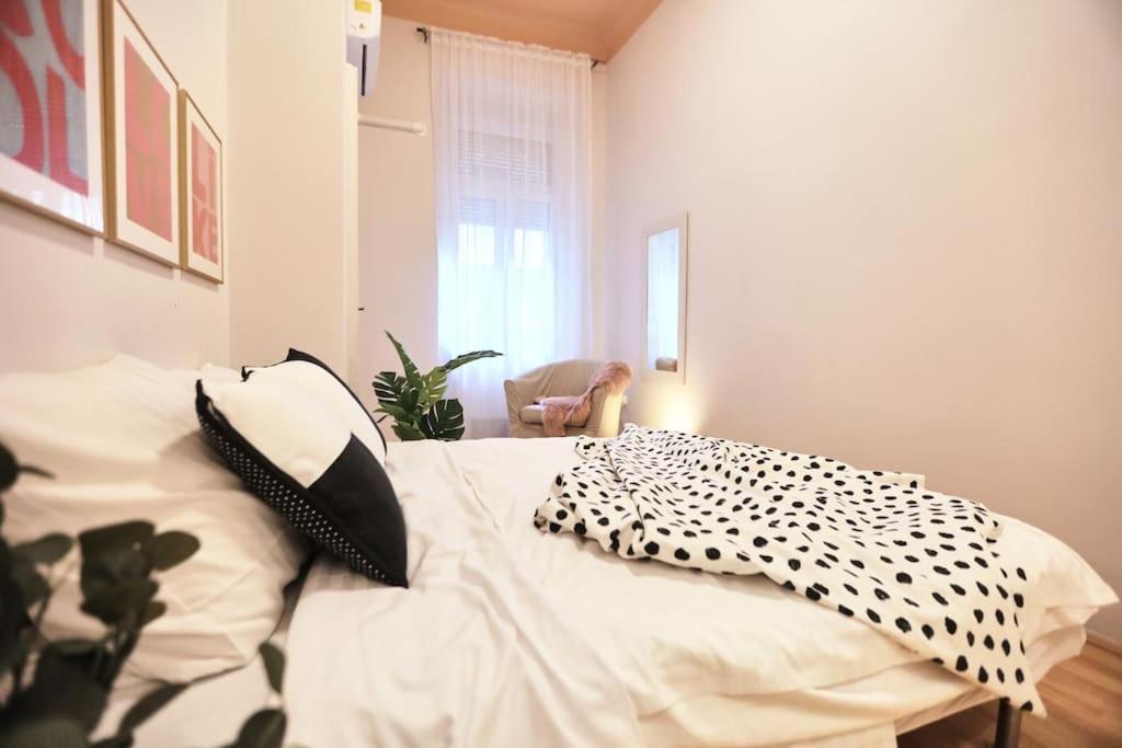 Unwind In Style W Sauna Dsgn 2Br Home Будапеща Екстериор снимка