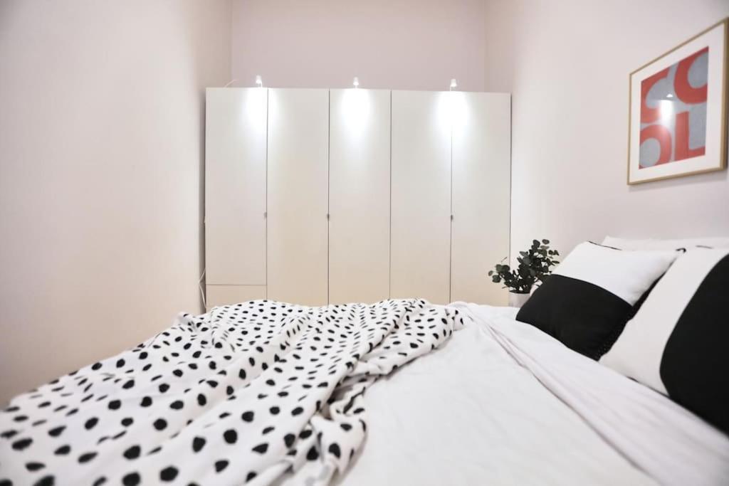 Unwind In Style W Sauna Dsgn 2Br Home Будапеща Екстериор снимка