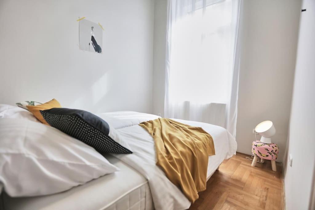 Unwind In Style W Sauna Dsgn 2Br Home Будапеща Екстериор снимка