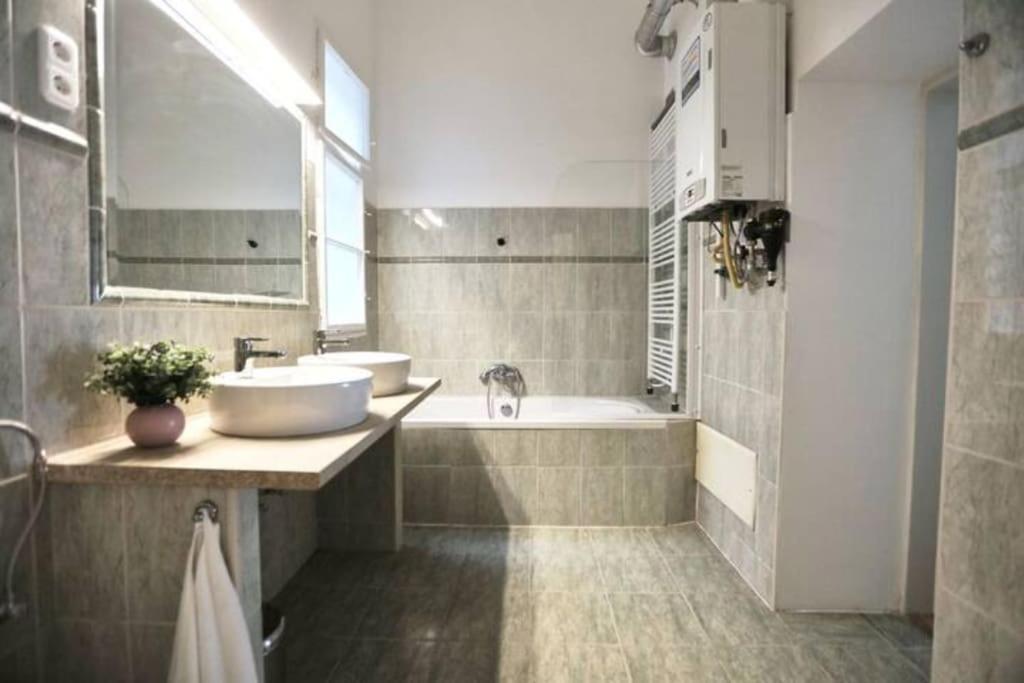 Unwind In Style W Sauna Dsgn 2Br Home Будапеща Екстериор снимка
