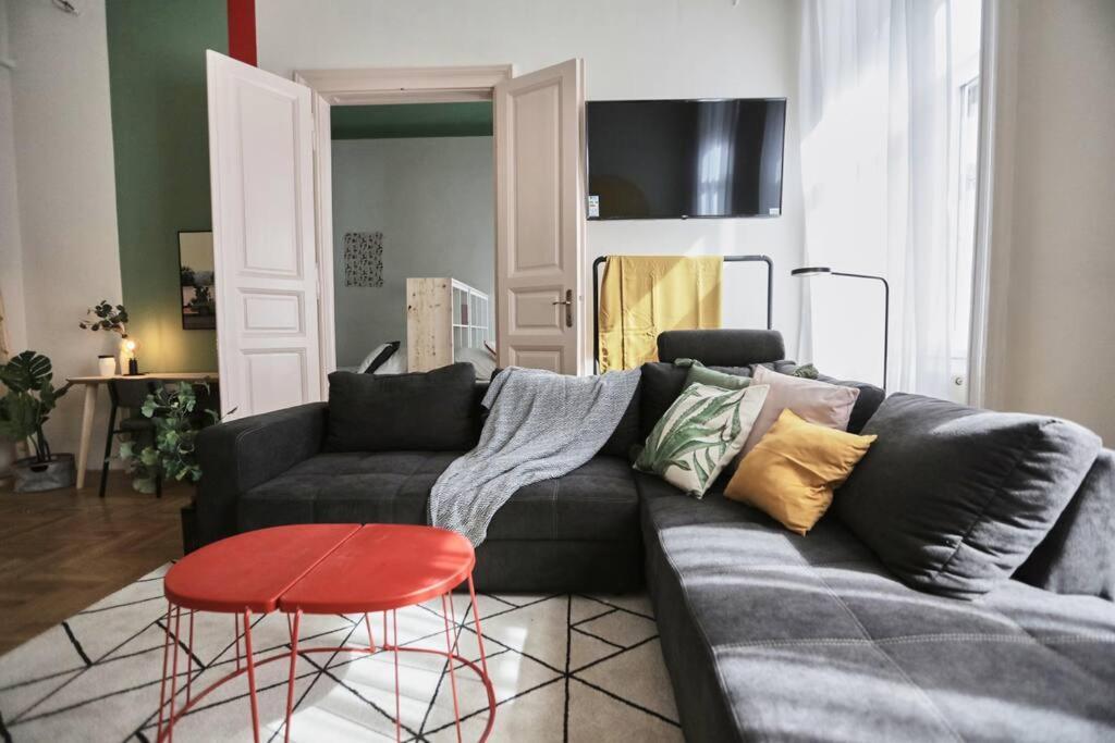 Unwind In Style W Sauna Dsgn 2Br Home Будапеща Екстериор снимка