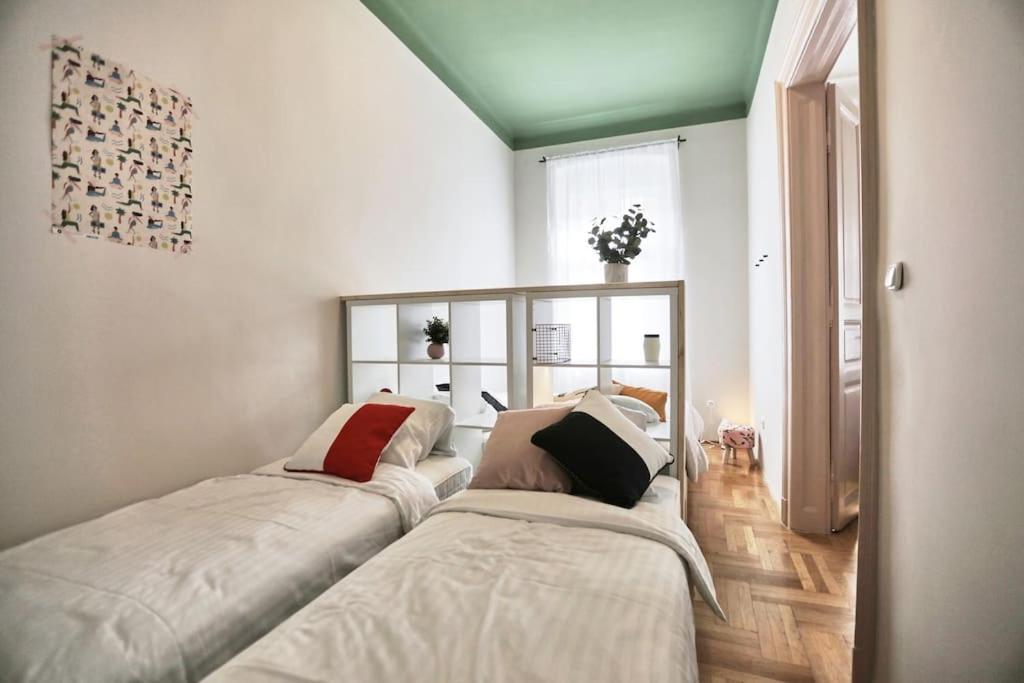 Unwind In Style W Sauna Dsgn 2Br Home Будапеща Екстериор снимка