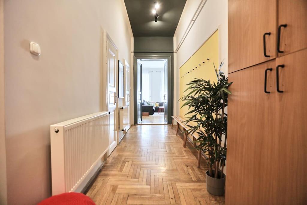 Unwind In Style W Sauna Dsgn 2Br Home Будапеща Екстериор снимка