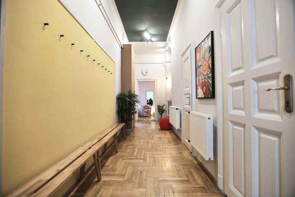 Unwind In Style W Sauna Dsgn 2Br Home Будапеща Екстериор снимка
