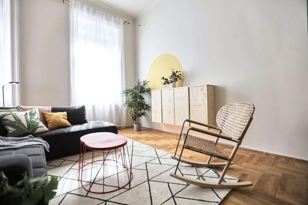 Unwind In Style W Sauna Dsgn 2Br Home Будапеща Екстериор снимка